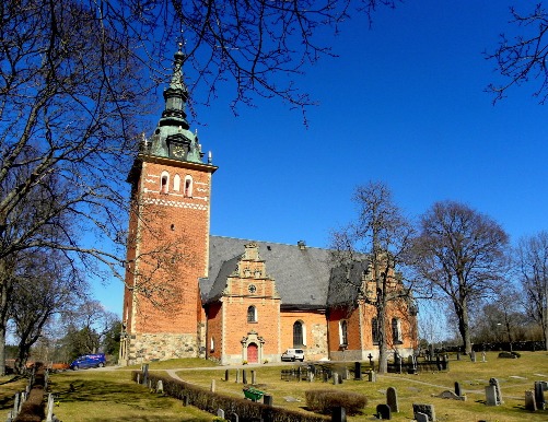 Jäders Kyrka i solsken.